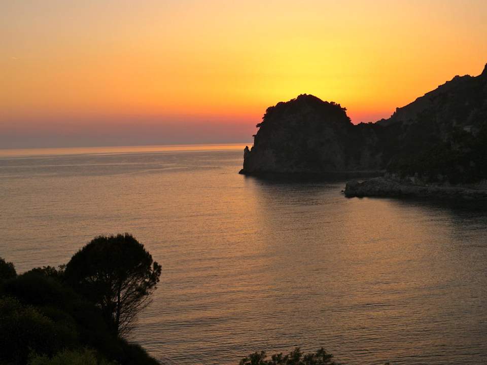 Wunderschöne Sonnenuntergänge Ithea Suites Hotel