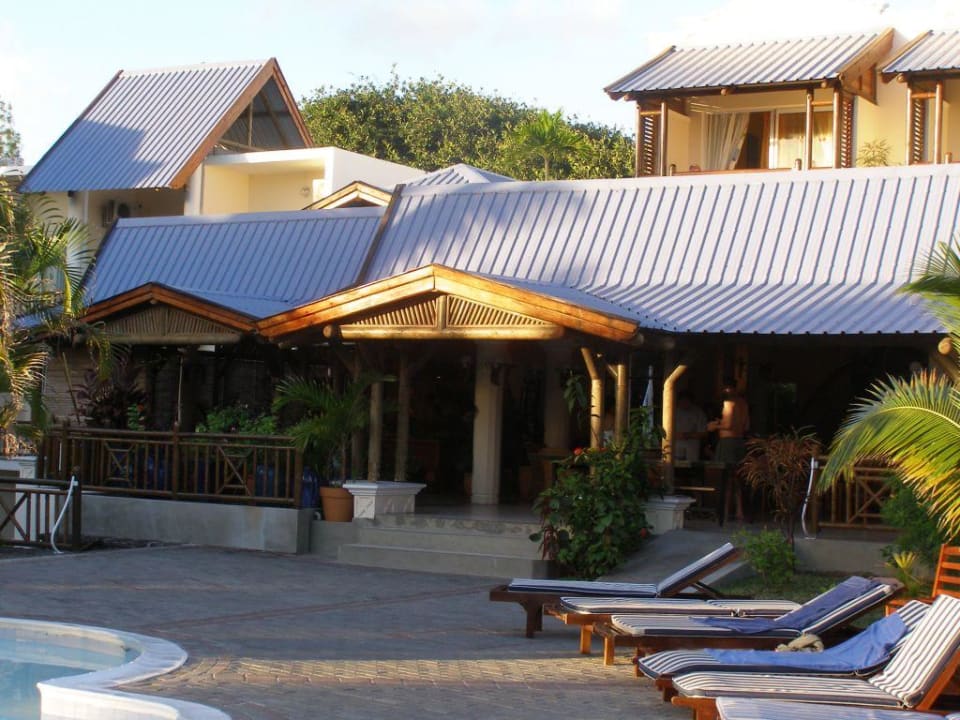 Eine der Liegeplätze am Pool Le Peninsula Bay Beach Resort & Spa