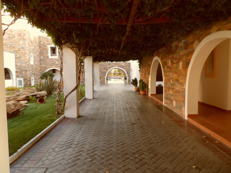 Geradeaus geht es zum Pool Naxos Resort Beach Hotel