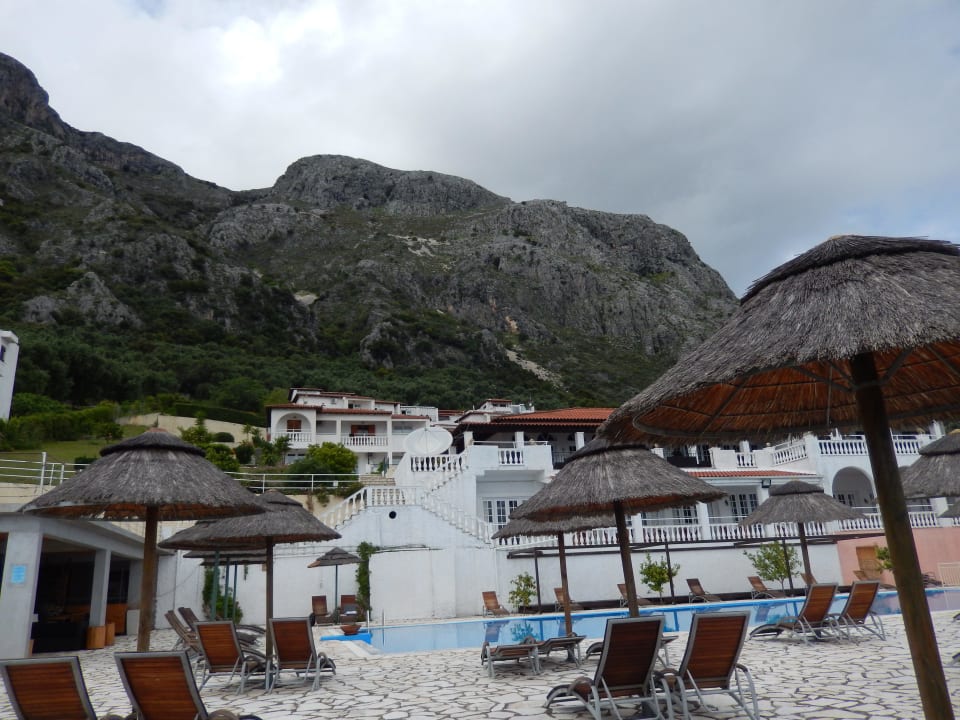 Blick vom Pool auf die Hotelanlage Hotel Pantokrator