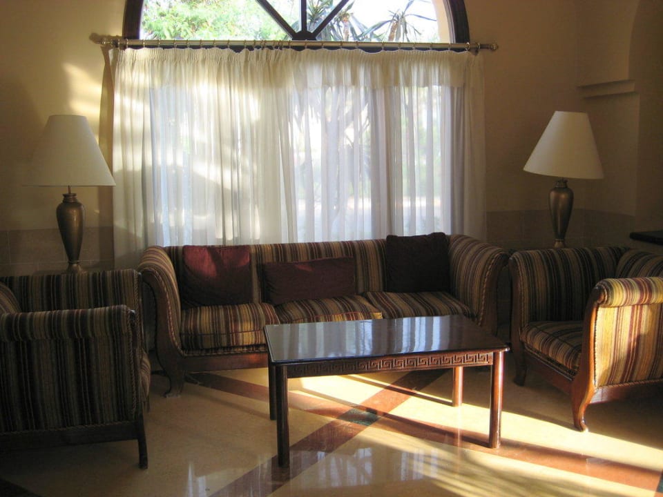 Sitzgelegenheiten in der Lobby Jaz Makadi Saraya Resort