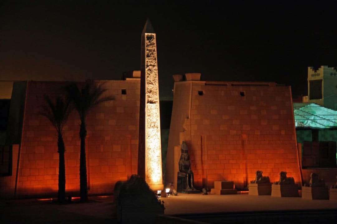 Ein Tempel bei Nacht Pickalbatros Alf Leila Wa Leila Resort - Neverland Hurghada