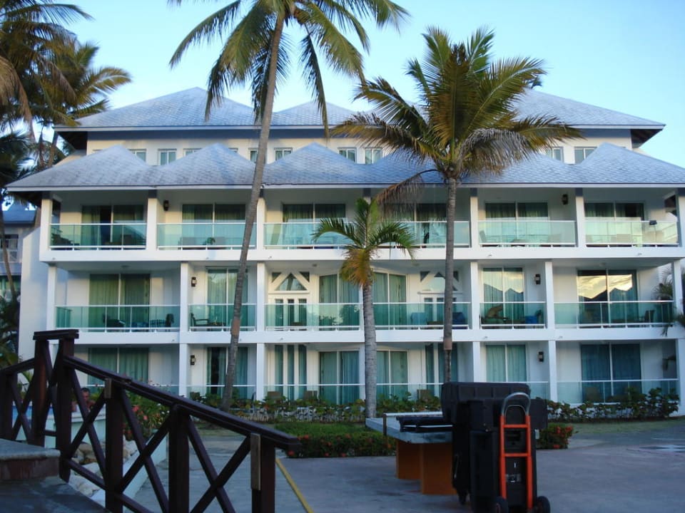 Gebäude unseres Zimmers  Grand Paradise Playa Dorada