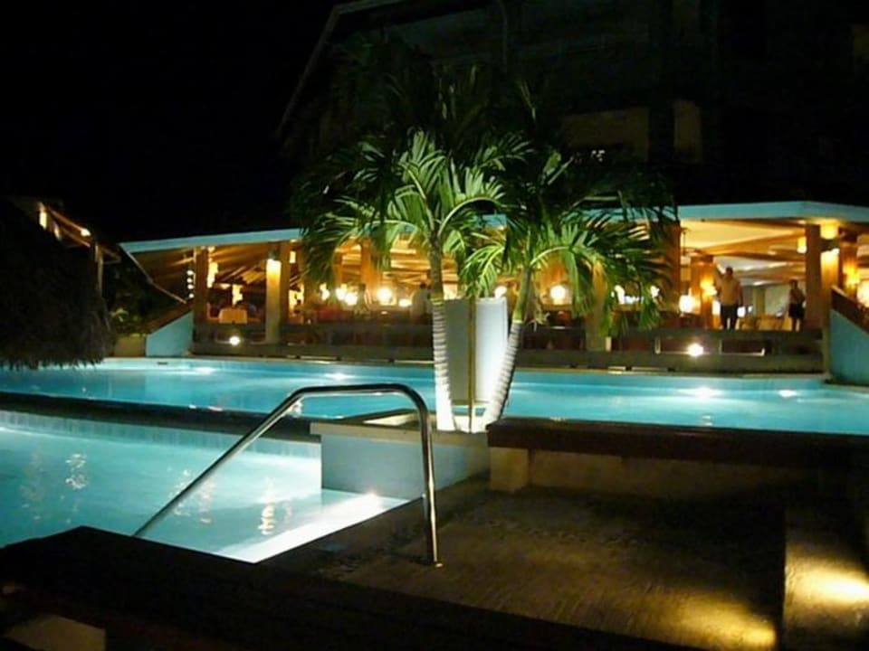 einer der Pools mit dem Patois Restaurant Couples Swept Away - Adults only