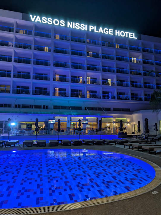 Außenansicht Hotel Vassos Nissi Plage