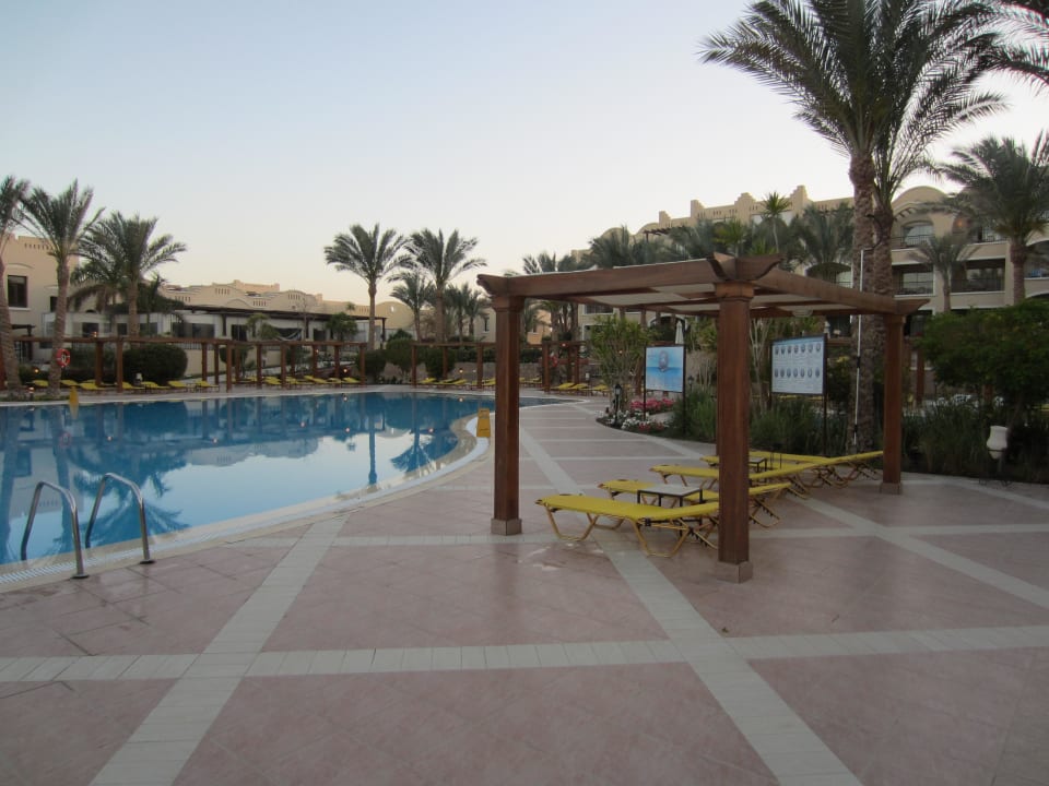 Der sehr schöne Pool in der Hotelanlage Hotel JAZ Makadi Star & Spa