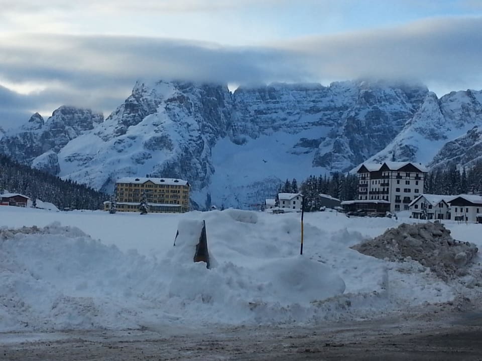 Widok z parkingu przed hotelem na jezioro Grand Hotel Misurina