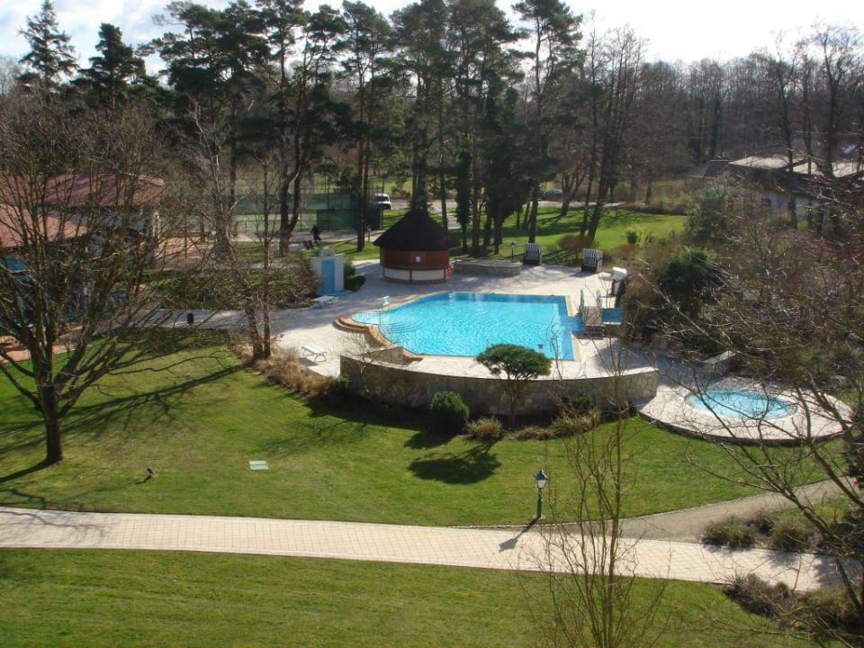 Blick vom Balkon zum Pool Hotel Bernstein Prerow
