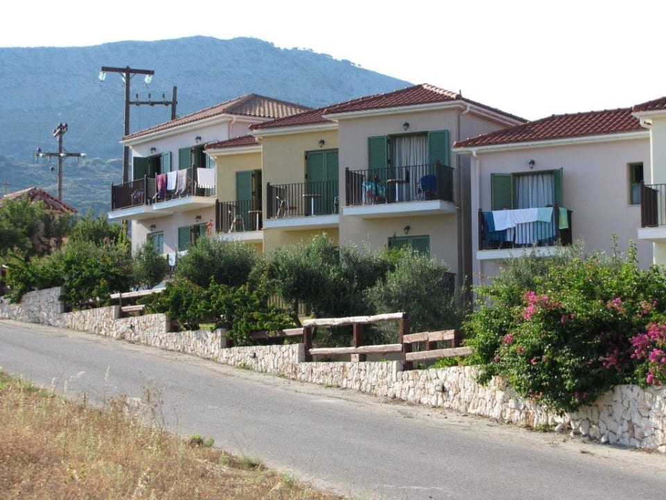 Widok od strony ulicy Hotel Livadakia Village