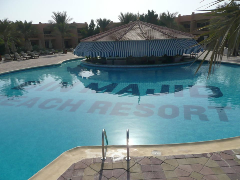 Der Hauptpool mit Poolbar BM Beach Resort
