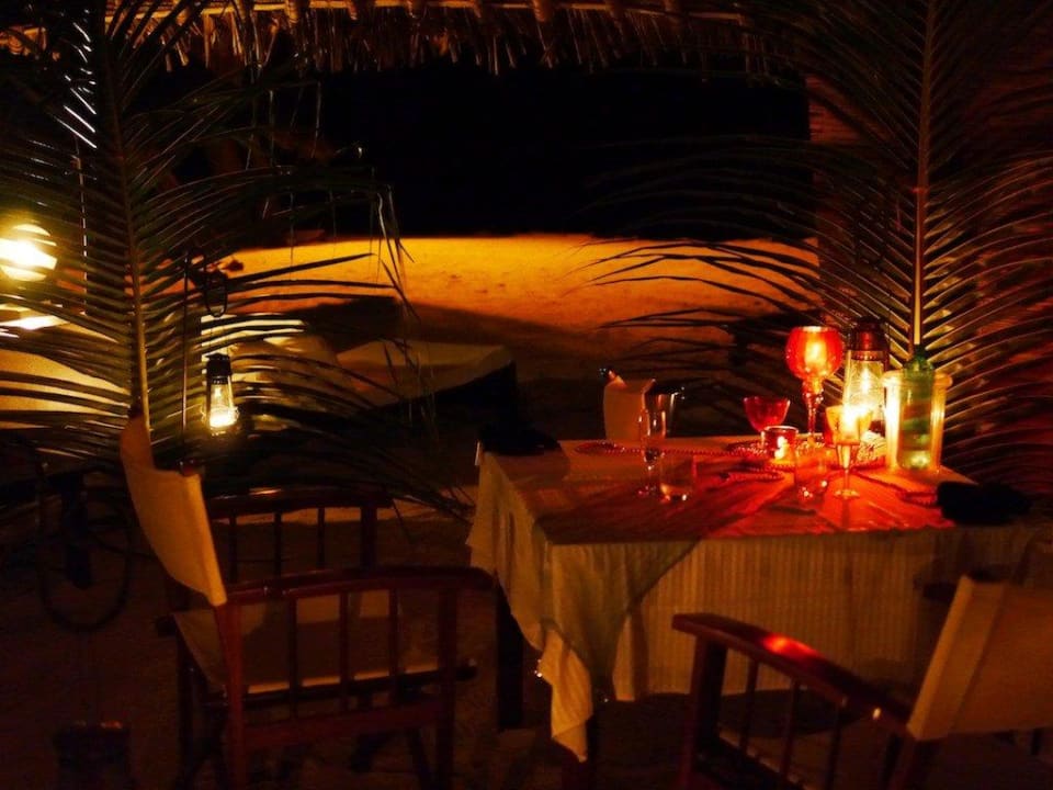Candlelight-Dinner zu zweit am Strand Hotel Karibuni Rafiki Beach Resort