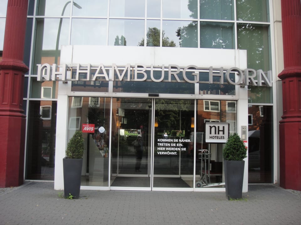 Hoteleingang NH Hamburg Horner Rennbahn