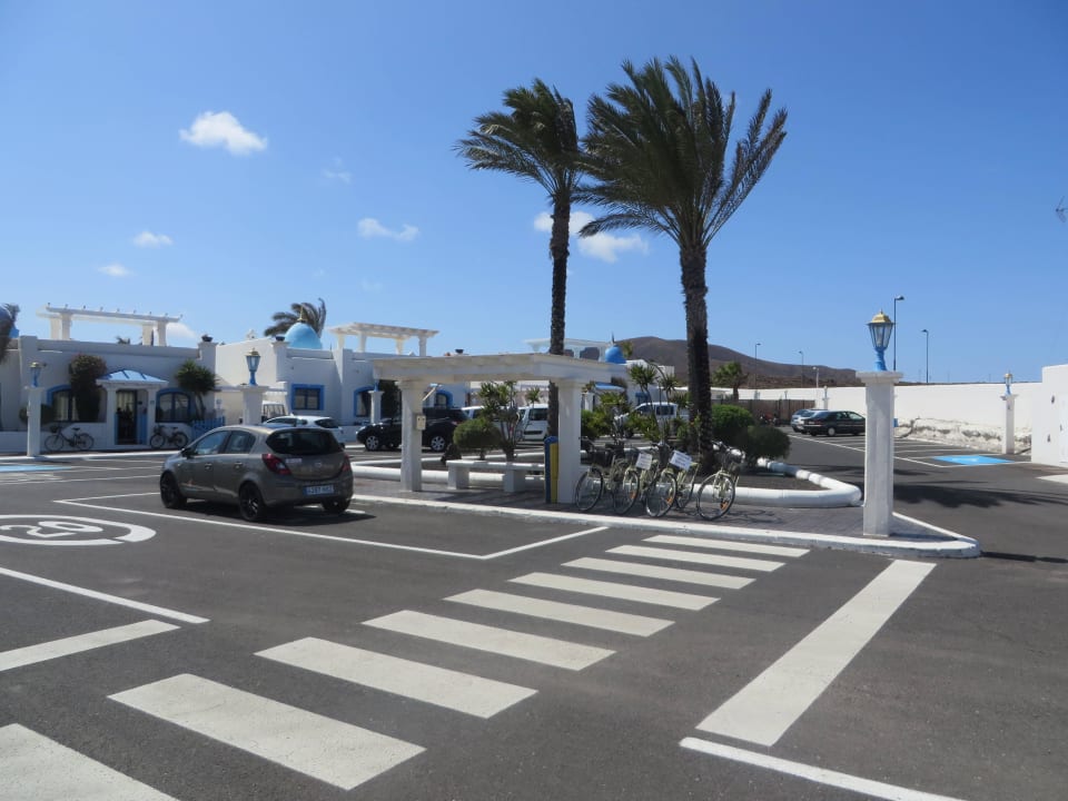 Vor dem Hauptgebäude Bahiazul Villas & Club