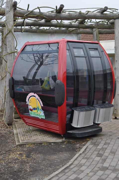 Gondel vom Skigebiet vor der Rezeption Center Parcs Park Hochsauerland