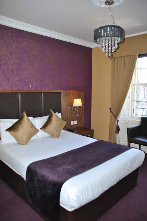 Doppelbett im Superiorzimmer The New Town Hotel