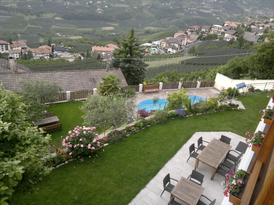 Blick in den Garten mit Terrasse, Pool und Whirlpool Hotel Garni Ehrenfels