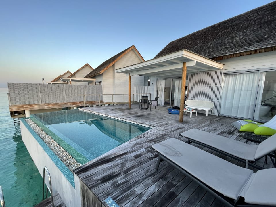 Pool Outrigger Maldives Maafushivaru Resort