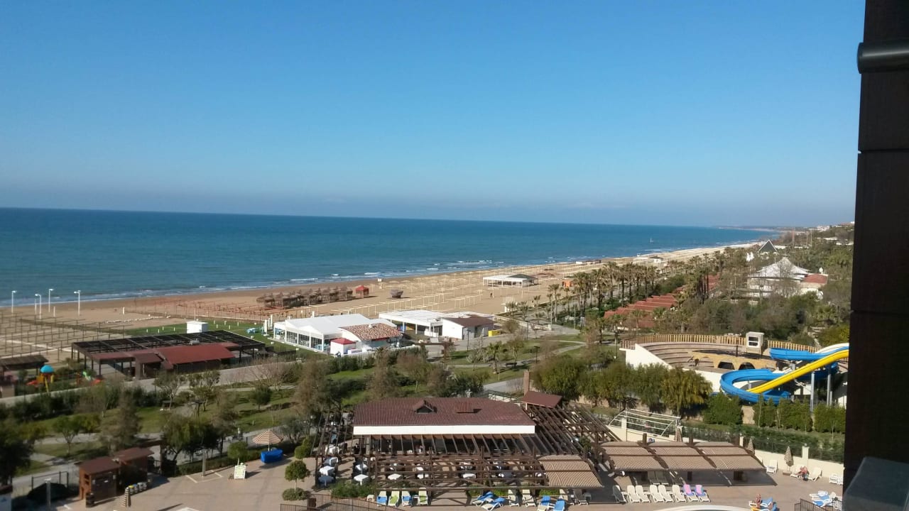 Blick aus dem Zimmer zum Strand Adalya Ocean Deluxe