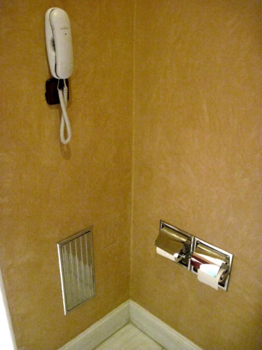 Telefon am WC von Zimmer 33 "Villalonga" Gran Hotel Son Net