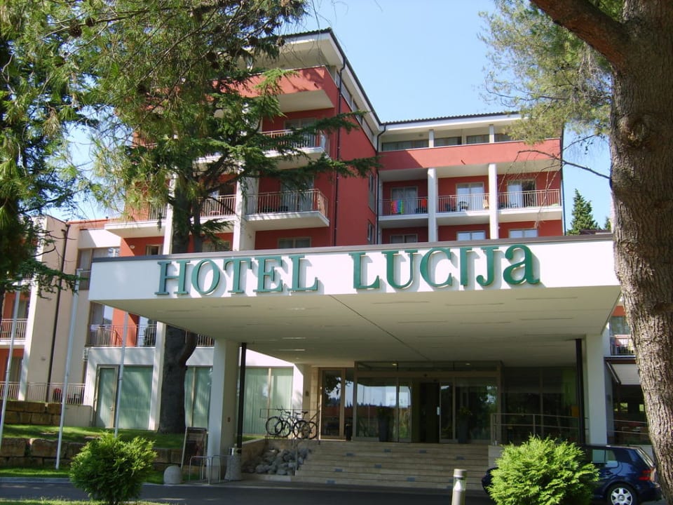 Eingangsbereich mit Zufahrt Remisens Hotel Lucija