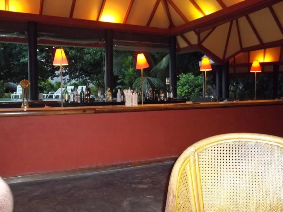 Bar direkt am Pool Adaaran Select Hudhuran Fushi - Premium All Inclusive