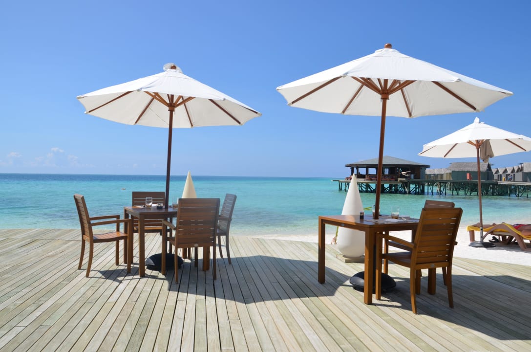 Außentische vom Restaurant Centara Ras Fushi Resort & Spa Maldives