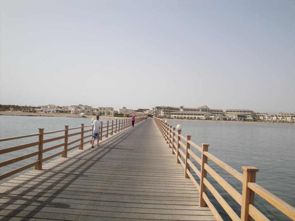 Langer Laufsteg Cleopatra Luxury Resort Makadi Bay