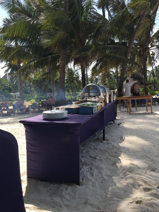 Mittags Gegrilltes am Strand TUI Blue Bahari Zanzibar