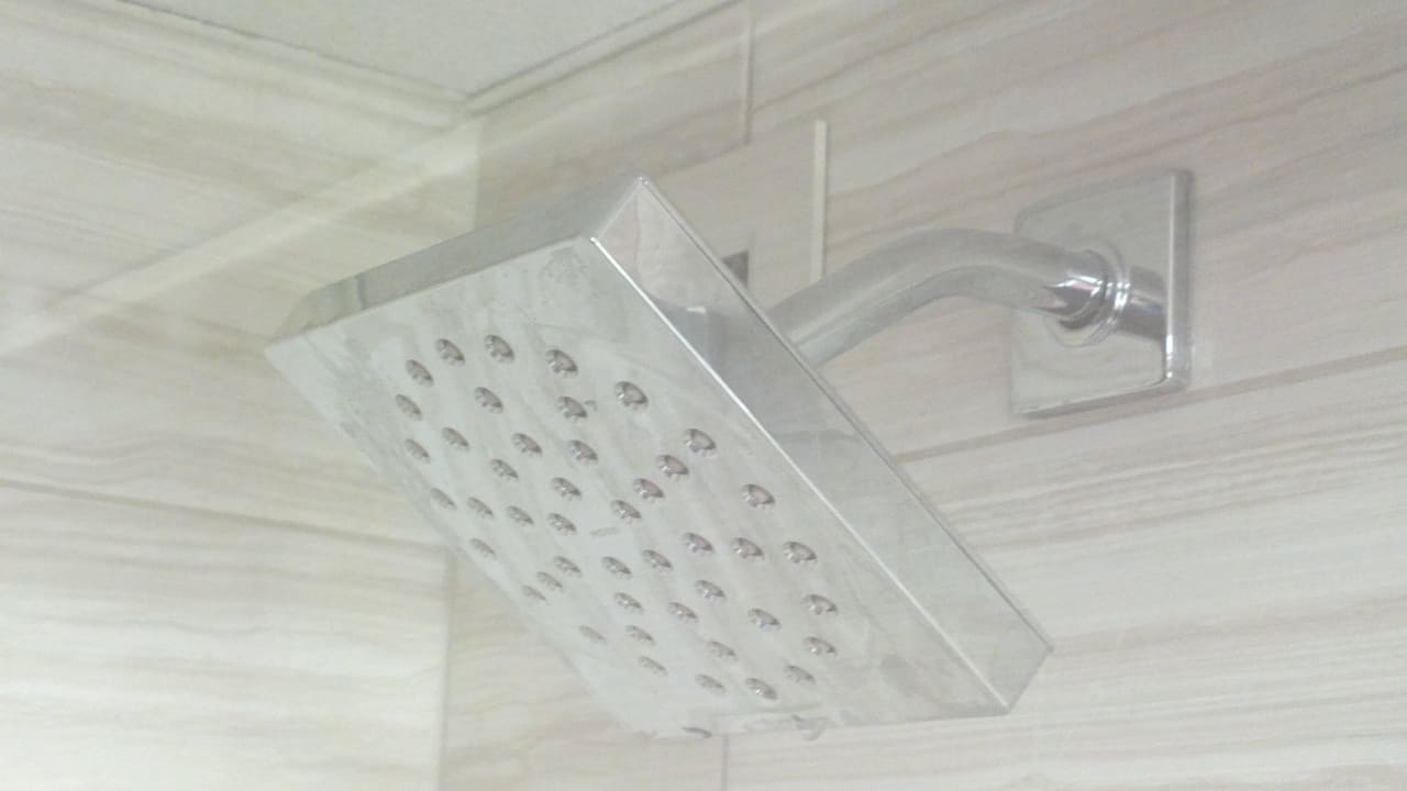 Regenschauerduschkopf als Strahler zweckentfremdet Hotel Marriott San Francisco Airport Waterfront