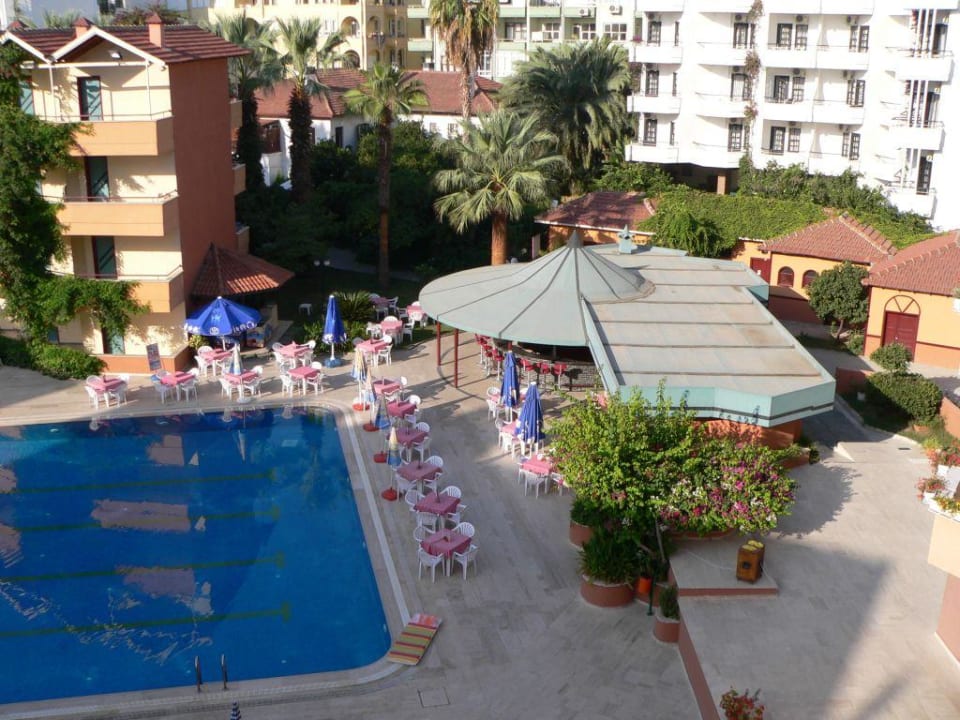 Blick vom Balkon auf Pool und Poolbar Hotel Panorama
