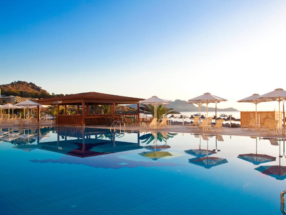 Pool mit Blick zum Strand TUI BLUE Lindos Bay