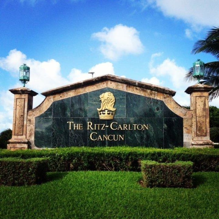 Вывеска отеля Kempinski Hotel Cancún