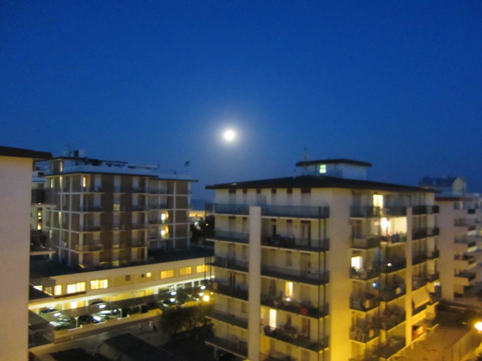 Balkonausblick nachts Aparthotel Holiday