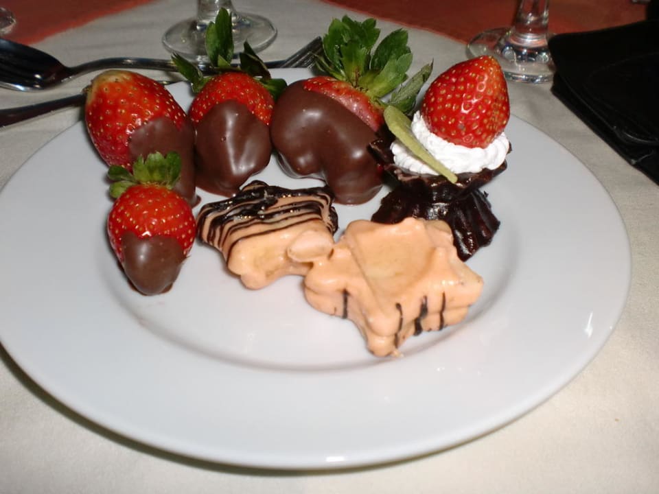 Ein Bruchteil vom Weihnachtsbüffet Pickalbatros Alf Leila Wa Leila Resort - Neverland Hurghada