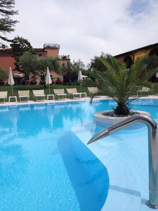 Pool mit Blick auf Haupthaus Agriturismo Oasi del Pigno