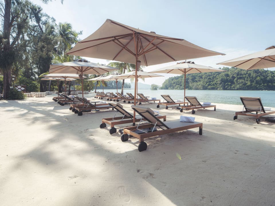 Strand Anantara Layan Phuket Resort