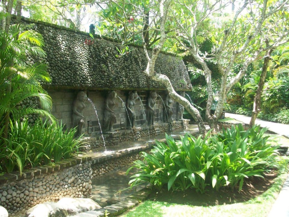 Einer von vielen Wasserfällen The Laguna A Luxury Collection Resort & Spa