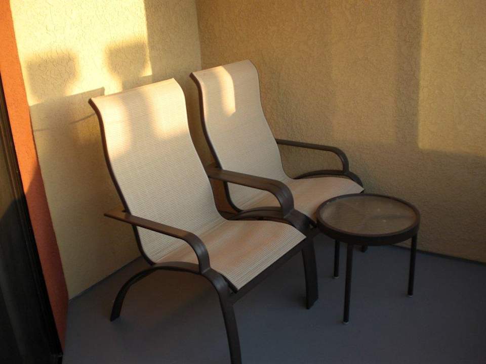 Stühle auf dem Balkon The SeaCrest Oceanfront Hotel