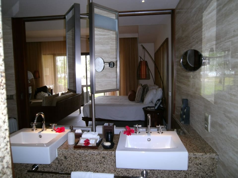 Blick vom Bad aufs Bett und dahinter Terrasse Constance Ephelia