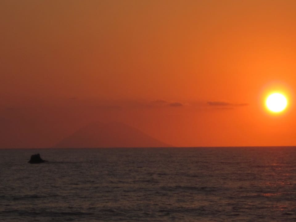Ausblick zum Stromboli mit Sonnenuntergang Hotel Villaggio Il Gabbiano