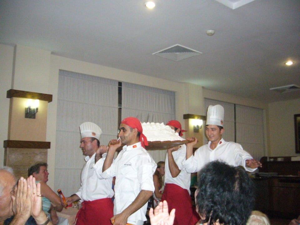 Eistorte beim türkischen Abend Greenwood Kemer Resort