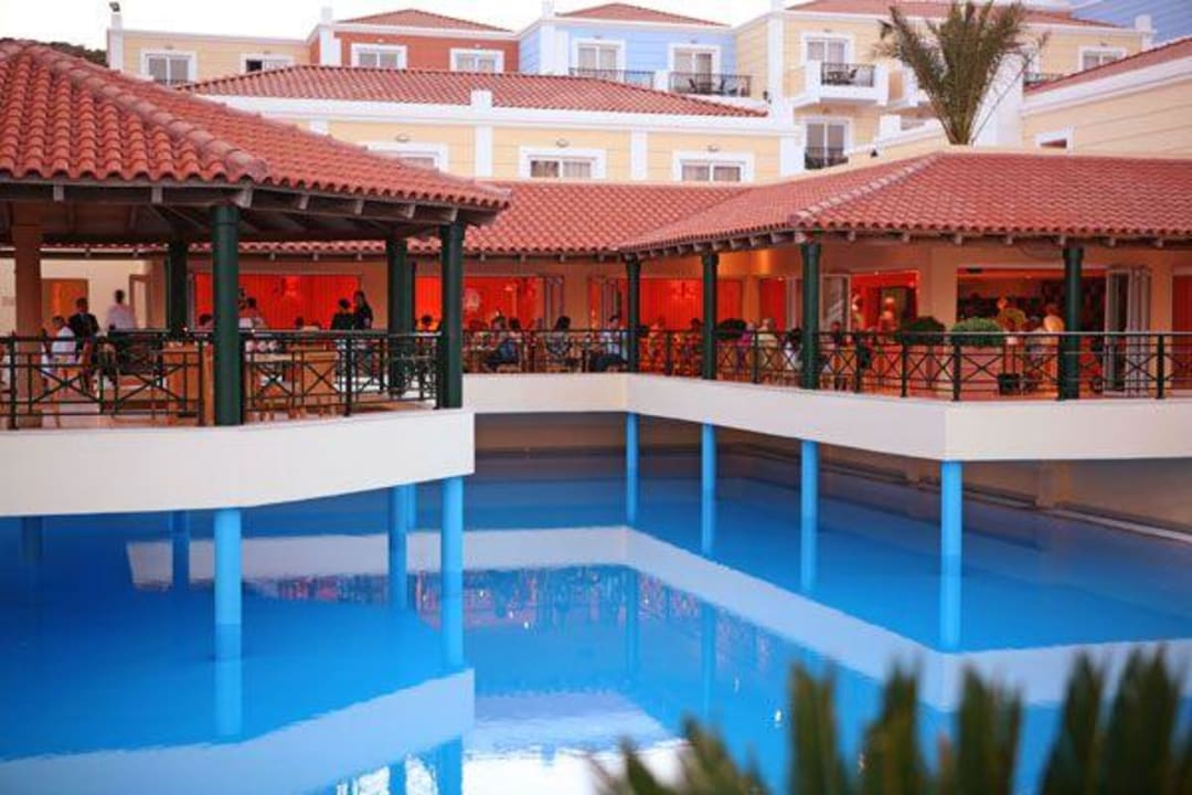 Bar über dem Pool Porto Bello Royal