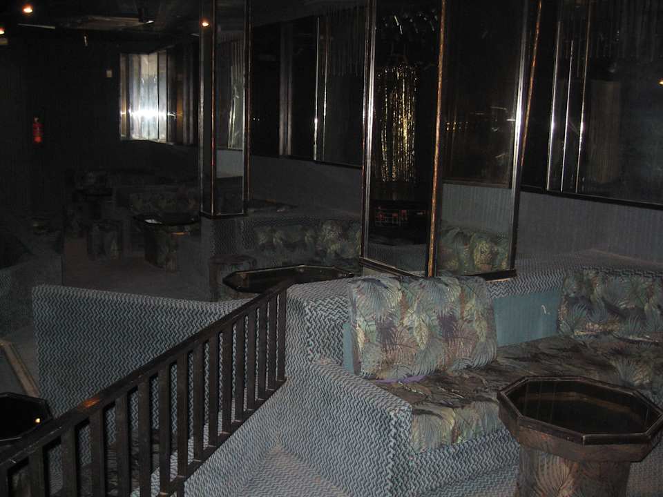 Abends die Bar mit fehlenden Polstern Alassio Hotel and Thalasso