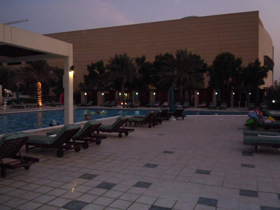 Das Gebäude dahinter steht seit 2 Jahren im Bau Hilton Garden Inn Ras Al Khaimah