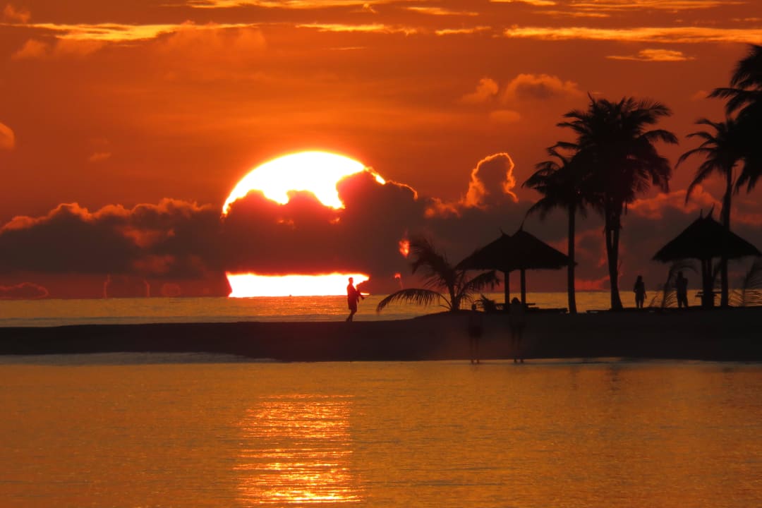 Jeden Tag ein wunderschöner Sonnenuntergang Kuredu Island Resort & Spa