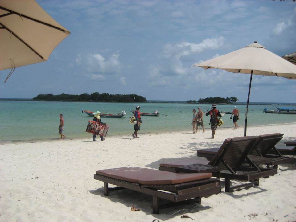 Hotelstrand mit Liegen Iyara Beach Hotel