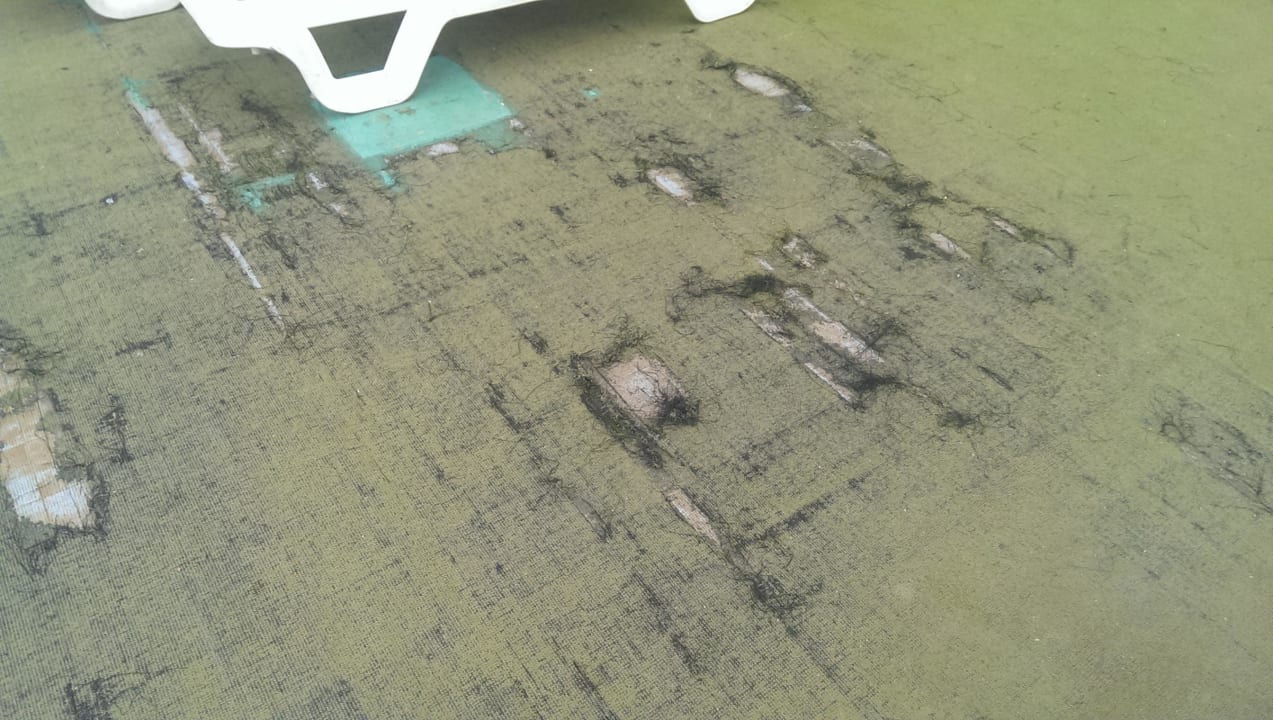 Heruntergekommener Bodenbelag an der Poolanlage Espanya - 30º hotels