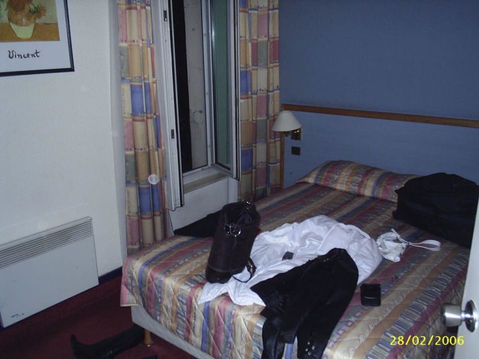 Blick ins Zimmer Hôtel At Gare du Nord