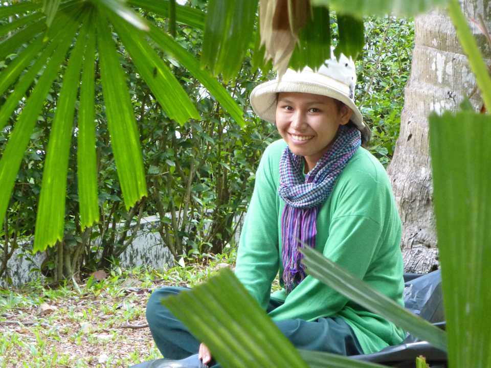 Selbst die Gärtnerin, immer ein Lachen auf den Lip Dusit Thani Krabi Beach Resort