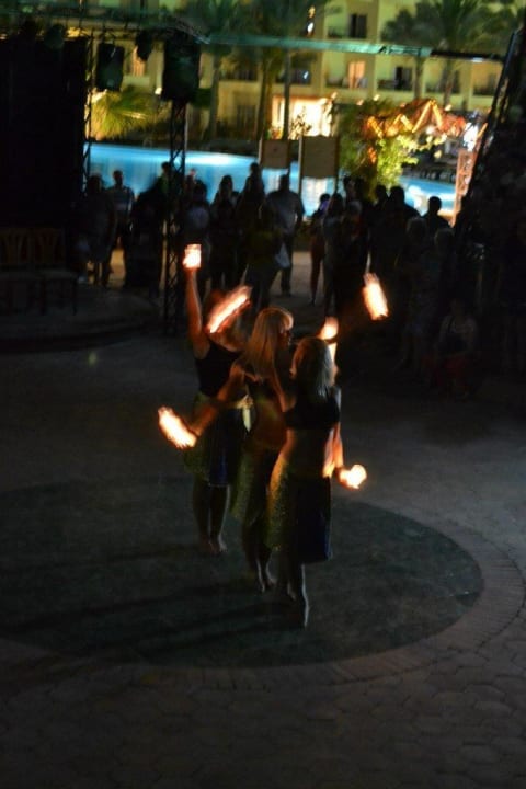 Выступление аниматоров. Riviera Aqua Park Resort